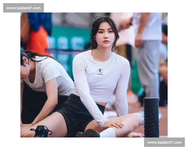 跨栏三姝雨夜巅峰战：吴艳妮卫冕夺金，林雨薇意外摔倒，夏思凝低迷收官